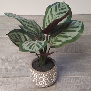 Decorative Artificial Potted Plant with Green Leaves
